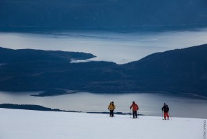 Degrees-North-Film-Lofoten-Gruppe-von-Drei-beim-Aufstieg-Skitour-EOFT