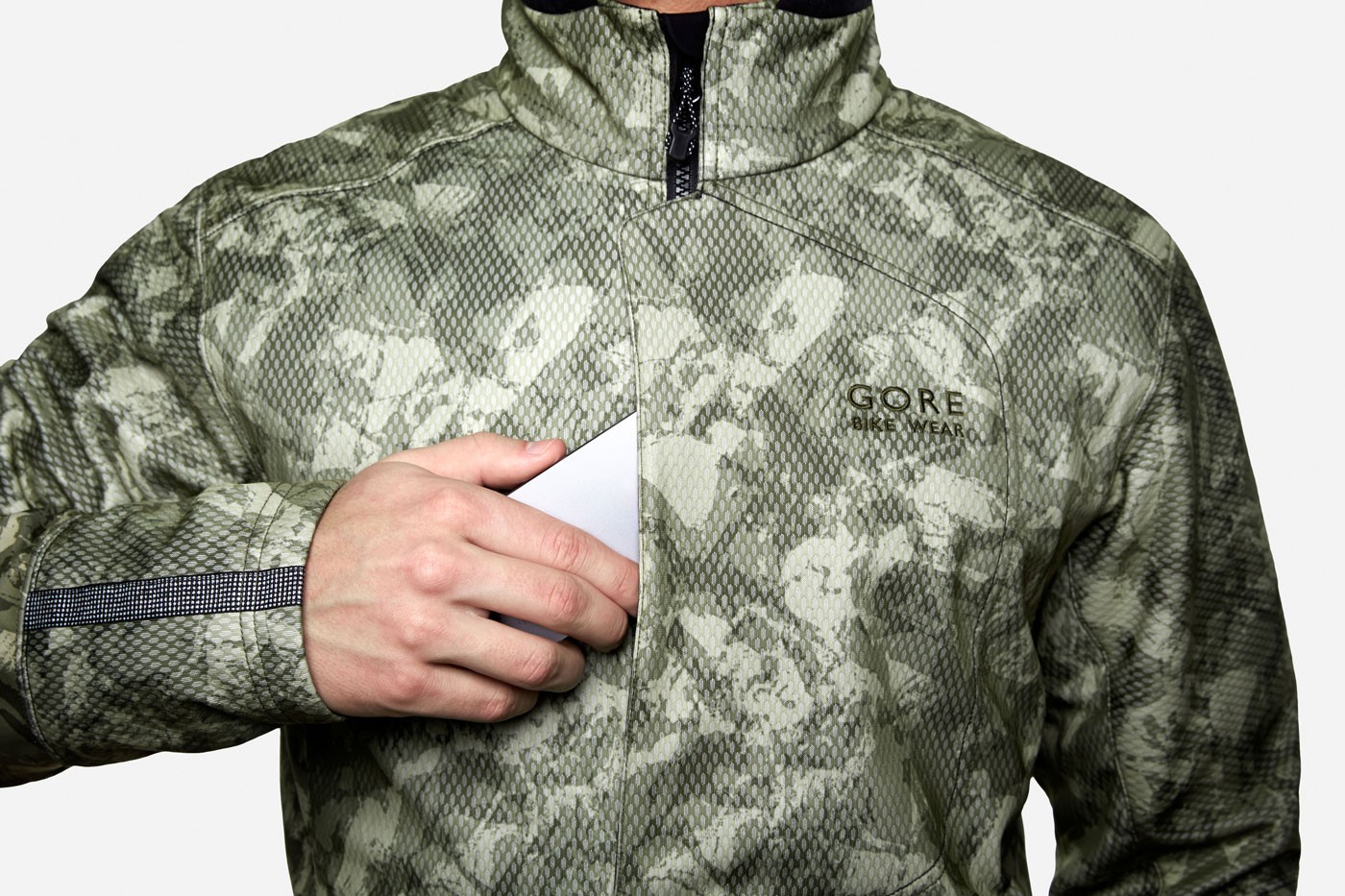 Gore-Bike-Wear-Jacke-Camouflage-mit-Smartphone